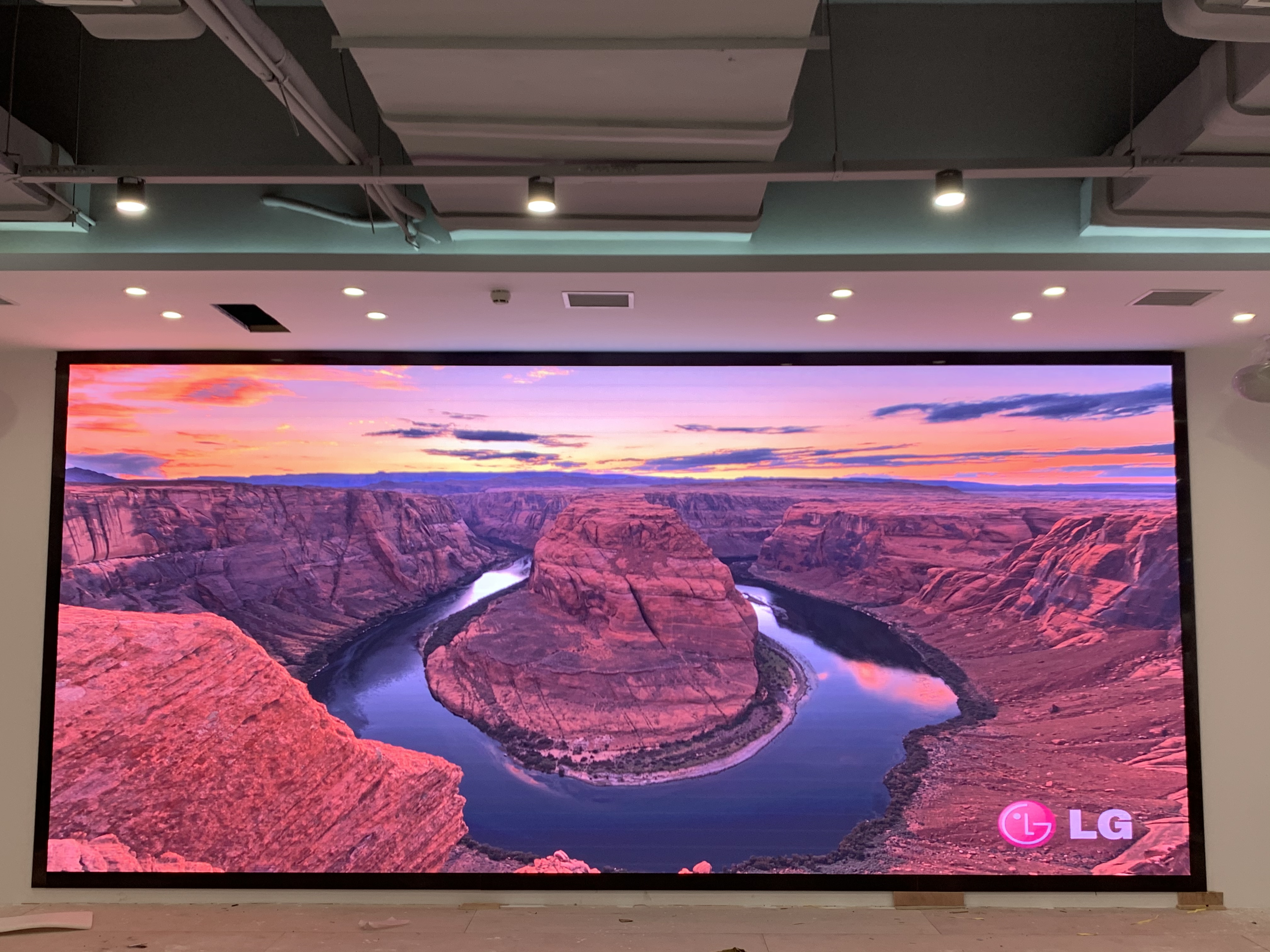 早高峰地鐵站LED廣告機VS紙質(zhì)廣告：300人路過，誰能讓抬頭率從5%飆升到82%？”