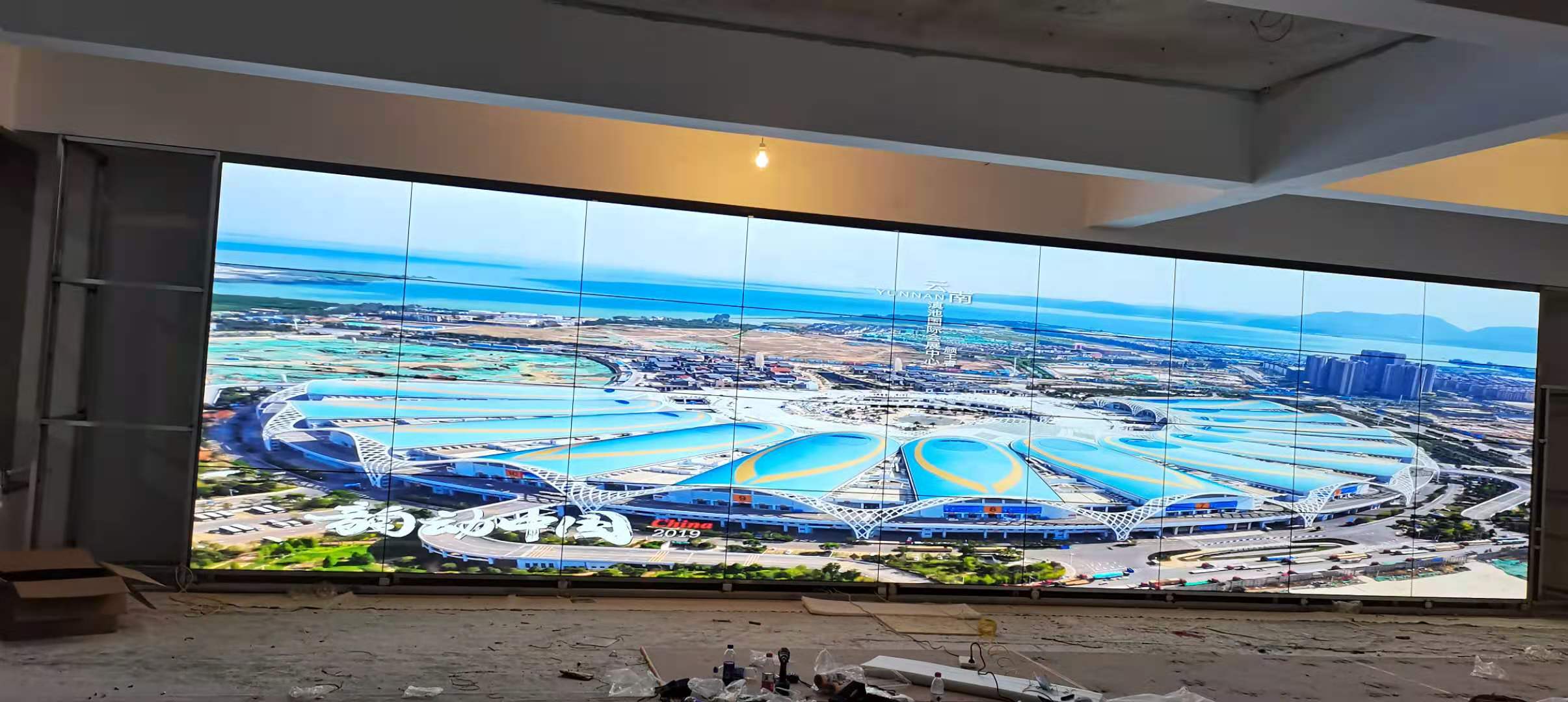 不同氣候條件（如高溫、高濕度、沙塵）下，戶(hù)外LED顯示屏的維護(hù)策略有何差異？