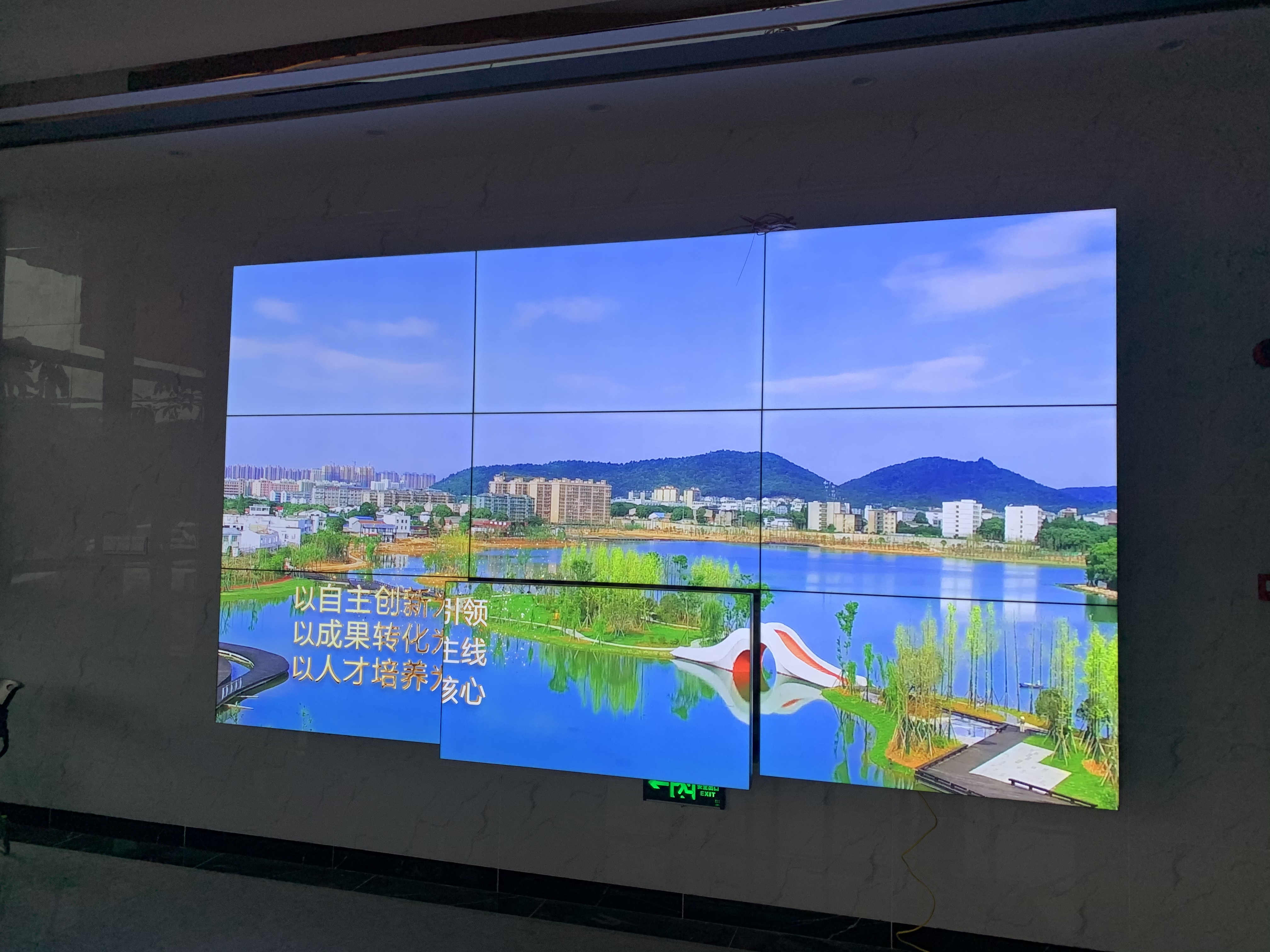 湖南省長沙55寸3.5mm(3*3)液晶拼接屏安裝展示