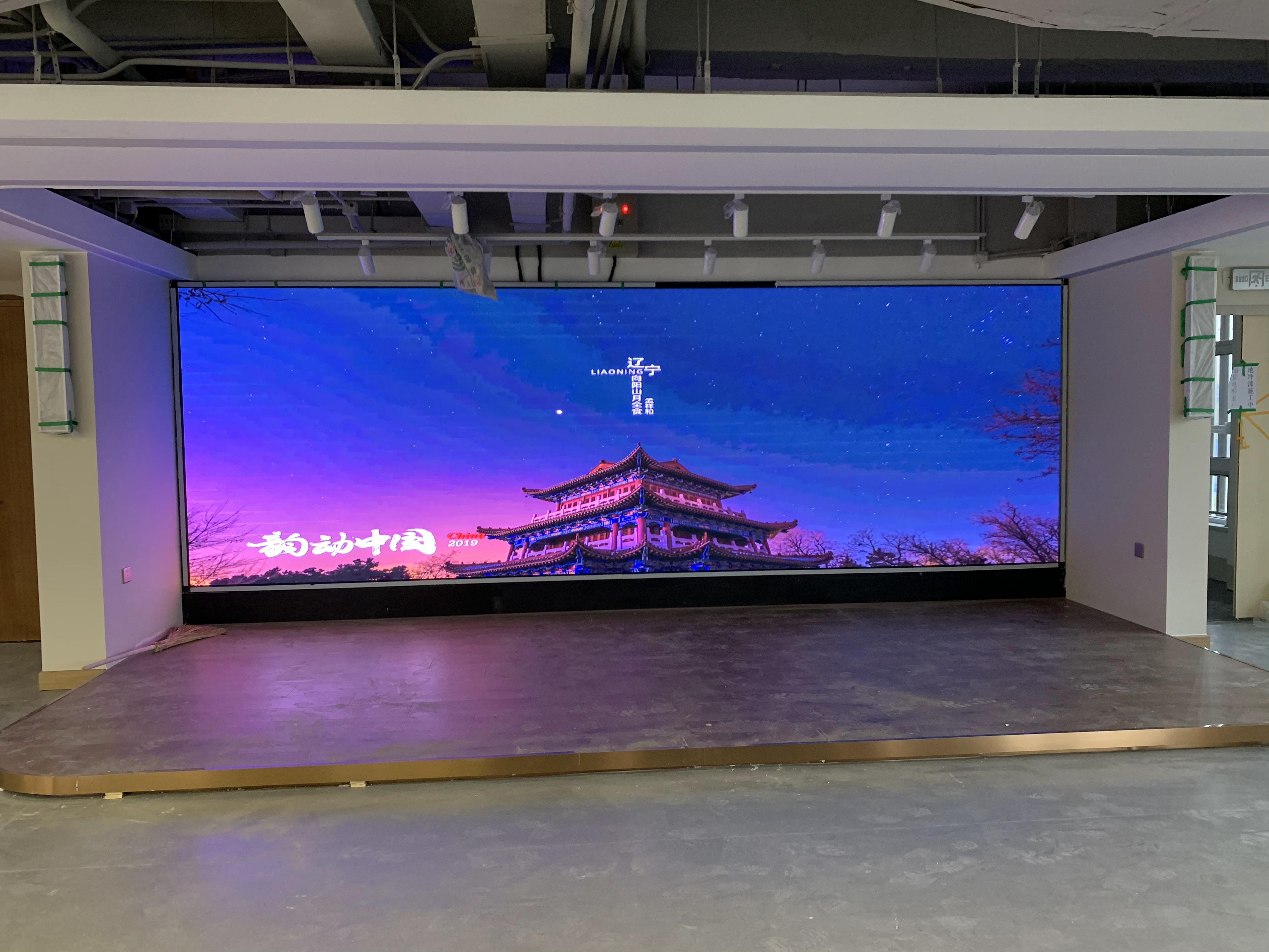 “會(huì)議室屏幕掛多高？人體工學(xué)高度公式+高管身高適配表”