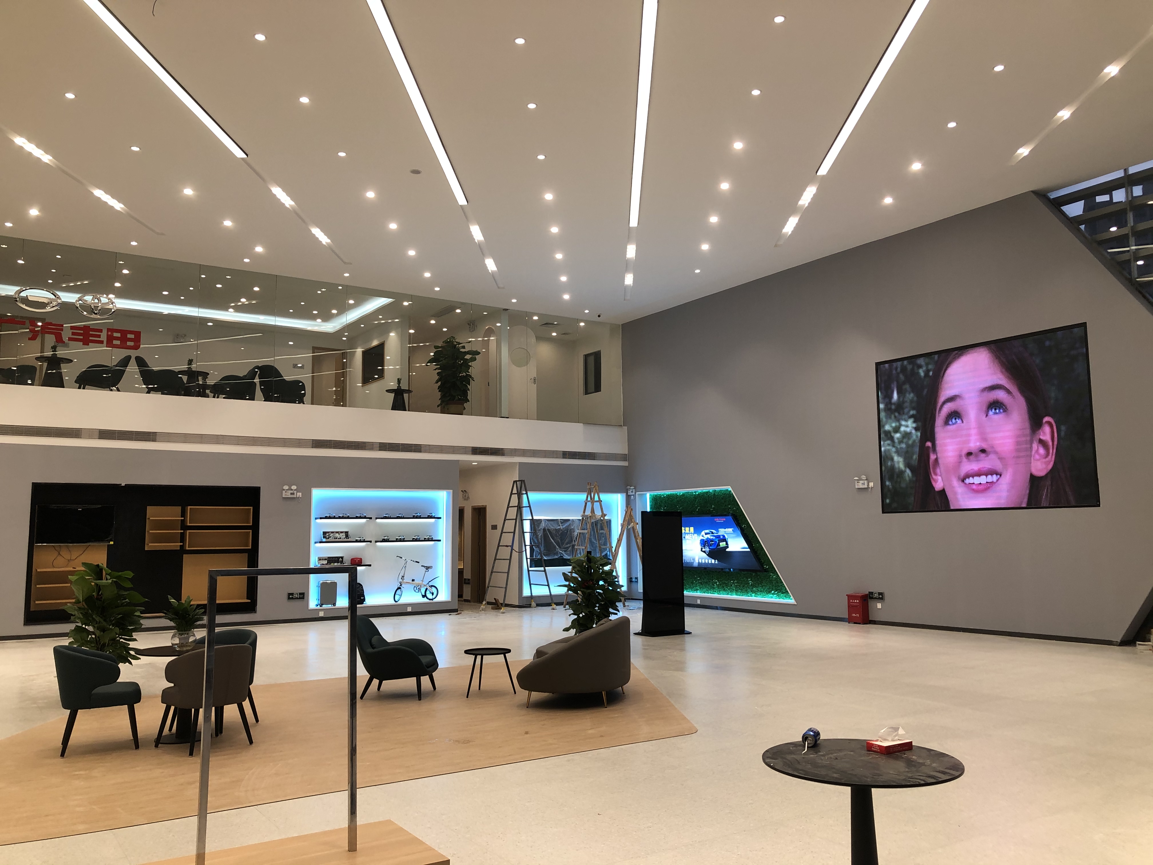 店員瘋狂發(fā)傳單，顧客卻頭也不抬？LED廣告機(jī)‘強(qiáng)制吸睛’的5個(gè)心機(jī)設(shè)計(jì)”