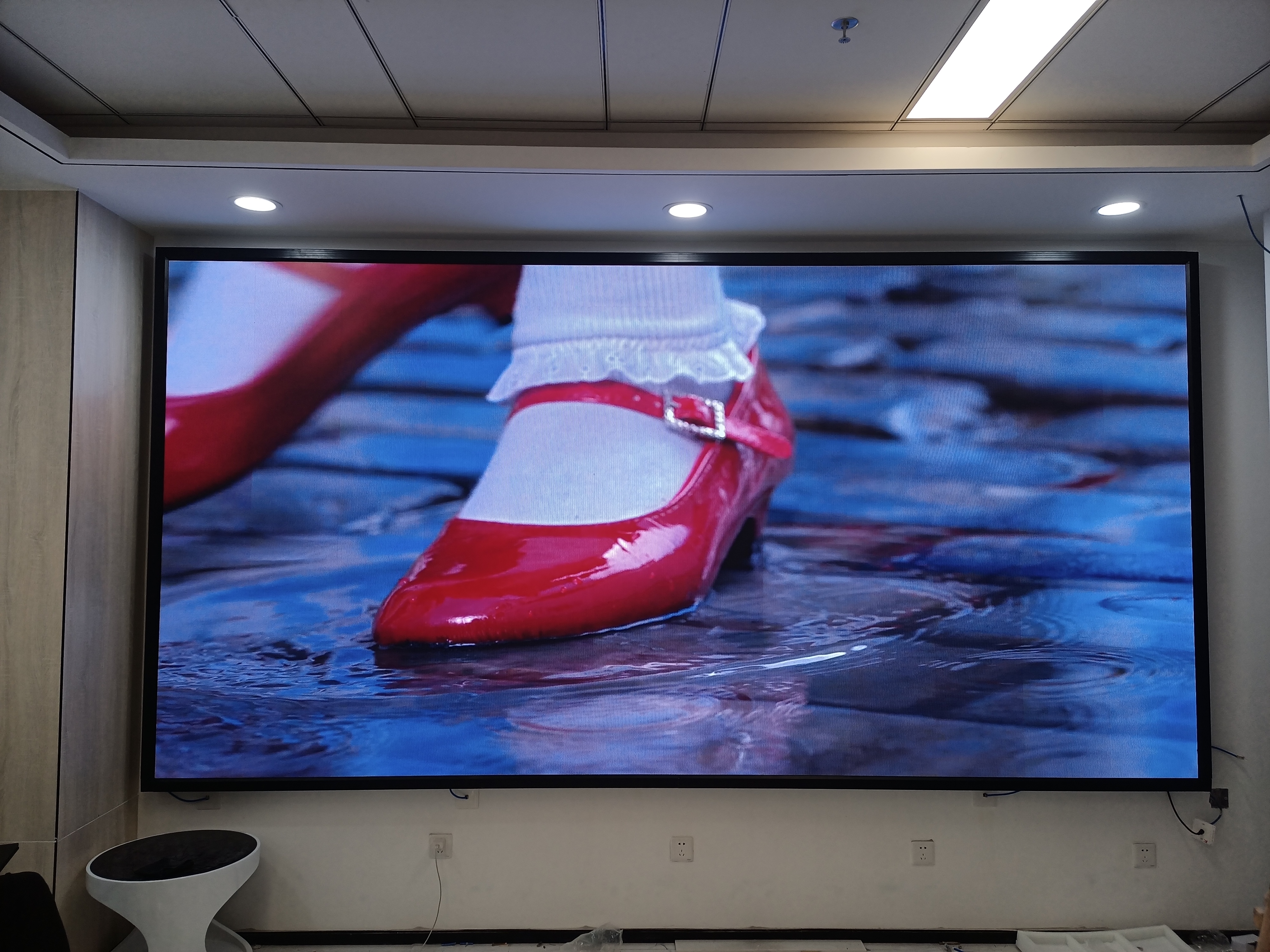 在交通誘導(dǎo)屏、商業(yè)廣告屏、體育賽事屏等場(chǎng)景中，戶(hù)外LED顯示屏的設(shè)計(jì)要點(diǎn)有何不同？