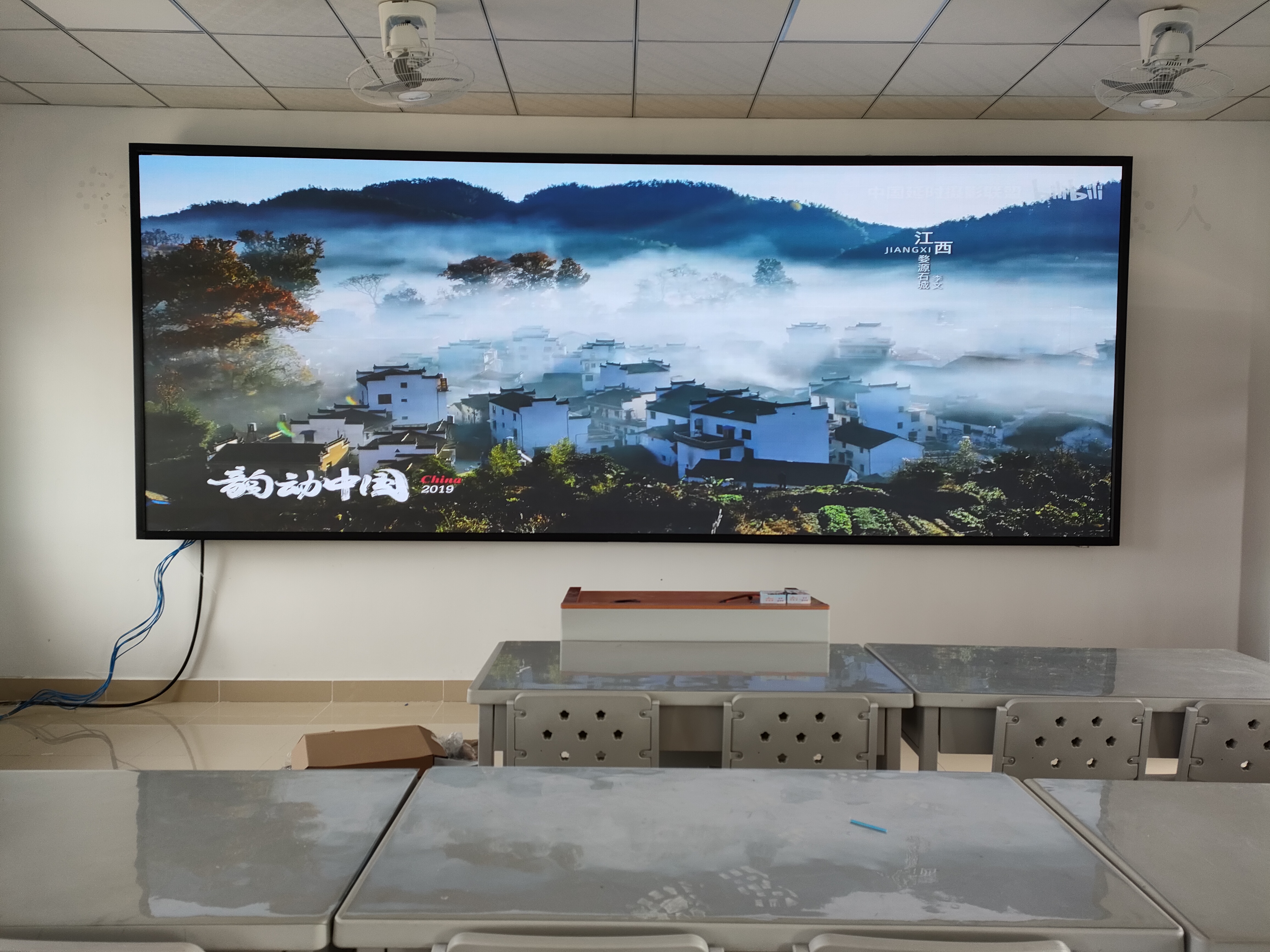 安裝戶外LED大屏?xí)r，怎樣設(shè)計結(jié)構(gòu)才能既保證穩(wěn)定性又降低風(fēng)阻？