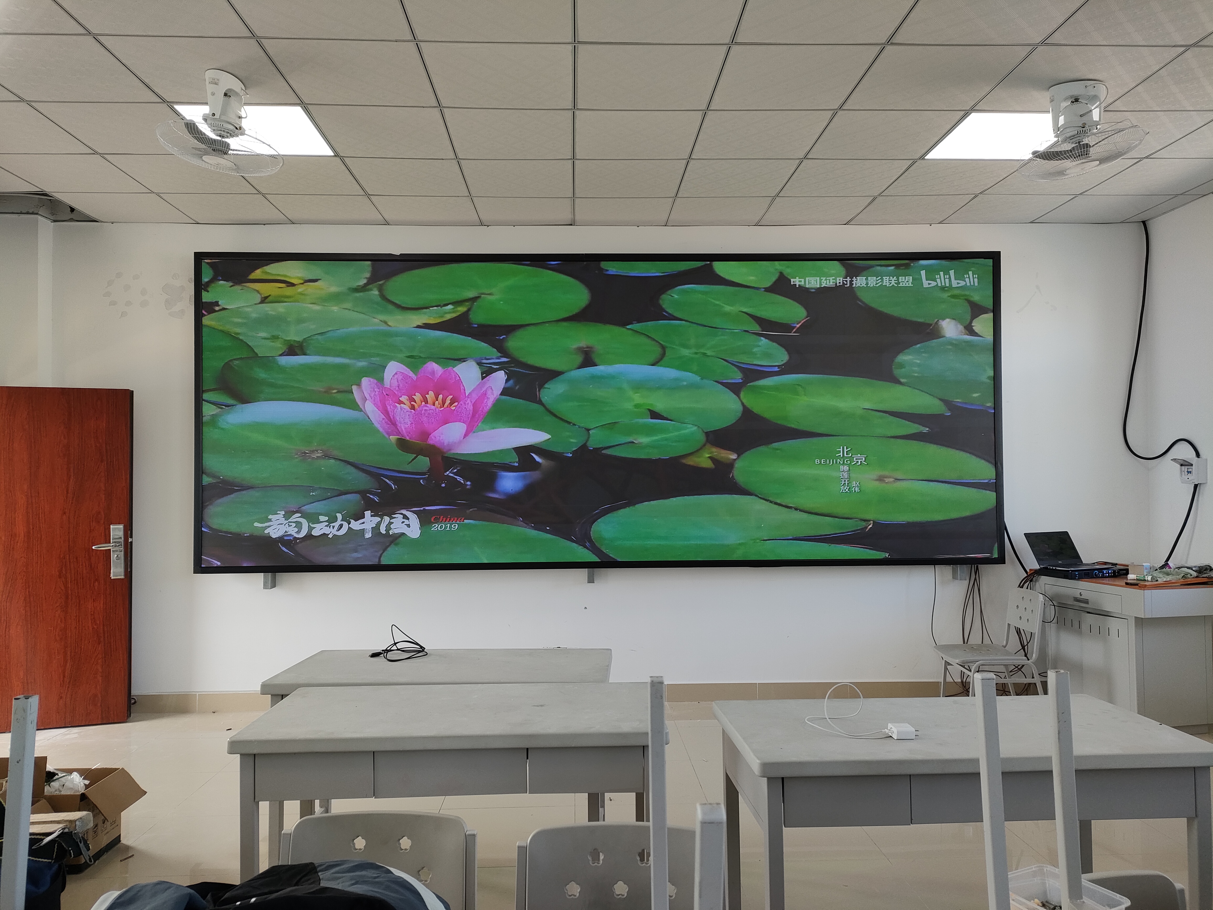 戶外屏長期暴露在陽光下，怎樣防止外殼老化和屏幕褪色？