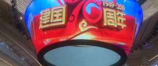 公司花20萬裝修的會議室，竟被客戶吐槽‘像網(wǎng)吧’？高級感會議室的屏幕選擇秘訣”